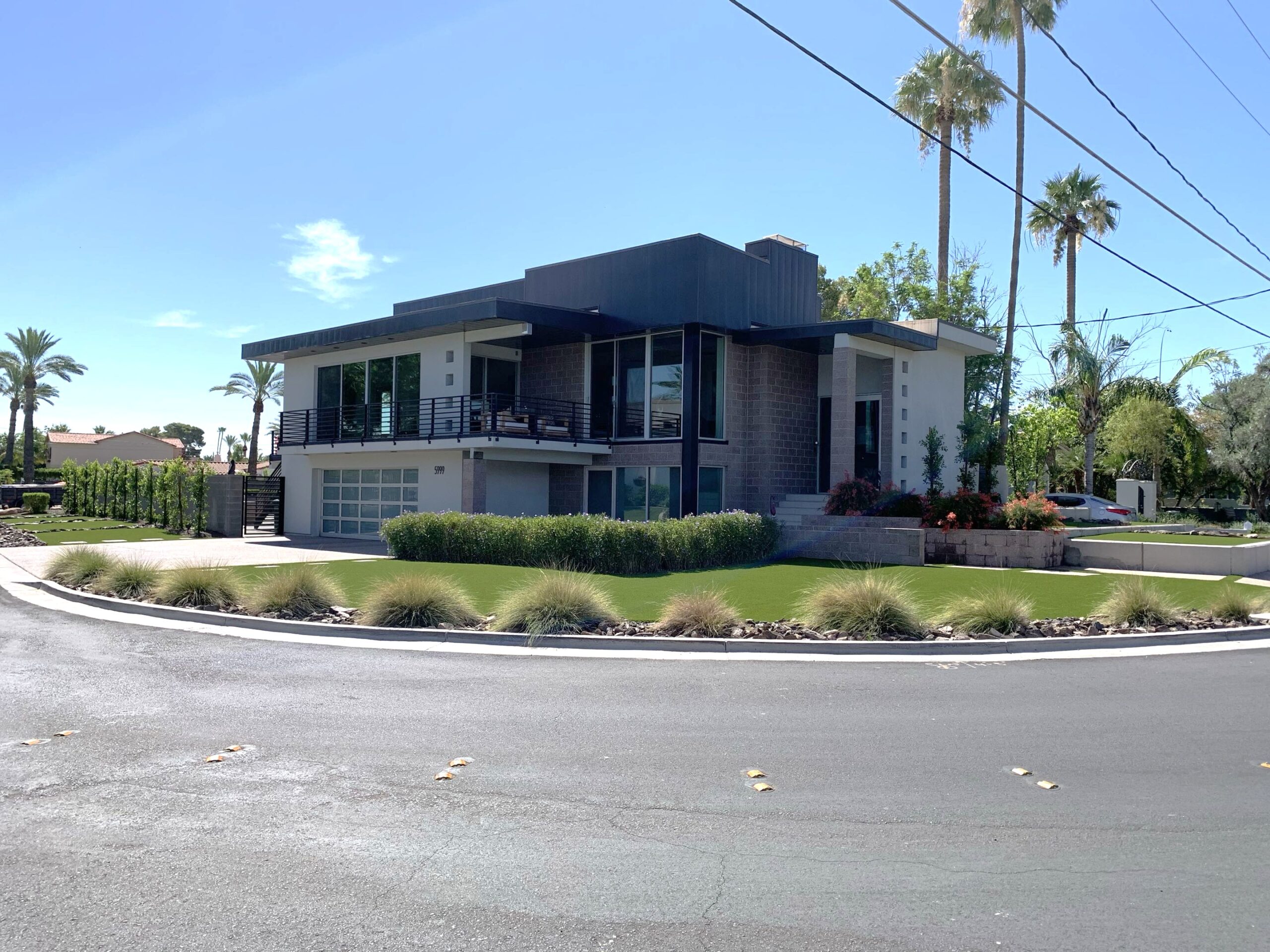 Artificial turf in Arizona modern front yard landscape design.